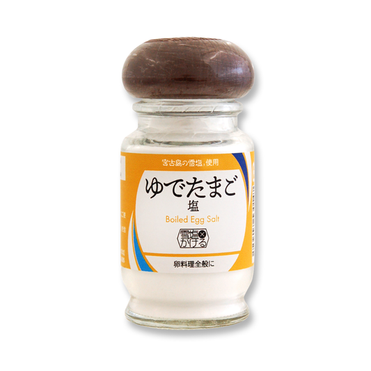 雪塩かける ゆでたまごの塩